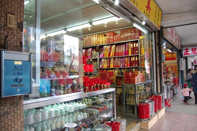 金×赤のおめでたい店も。<br />台湾の人はこの色の組み合わせ大好きですよね。