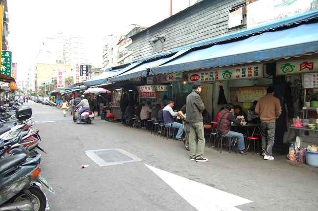 雙連駅まで戻ってきました。<br />駅の目の前には、たくさんの食べ物屋。<br />