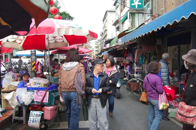 にぎわってます。<br />雙連駅前のこのあたりは朝市で有名らしい。<br />今度は朝来たい！<br /><br />ちなみに、この写真の左側でカメラ目線をしてくれている女性。<br />台湾のヤクルトレディです！！<br />なんと、ヤクルトスワローズの帽子をかぶっています！笑