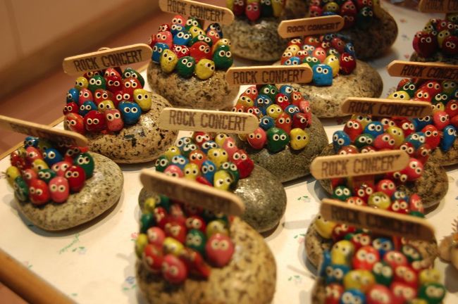 お土産屋にあった「ROCK CONCERT」という謎の置物。<br />かわいいけど重い。