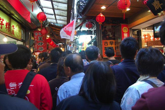 原宿の竹下通りみたいなギューギュー具合。<br />ツアーのお客さんがたくさん。
