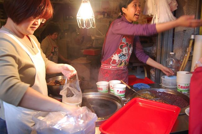 ガイドブックを見て「絶対食べよう」と言ってた、?阿婆芋圓の芋圓！！<br />ガイドブックではお店のお姉さんのエプロンがドラえもんだったのに、ミッキーになっていた。<br />きっとキャラものが好きなお姉さんなんだ。<br /><br />