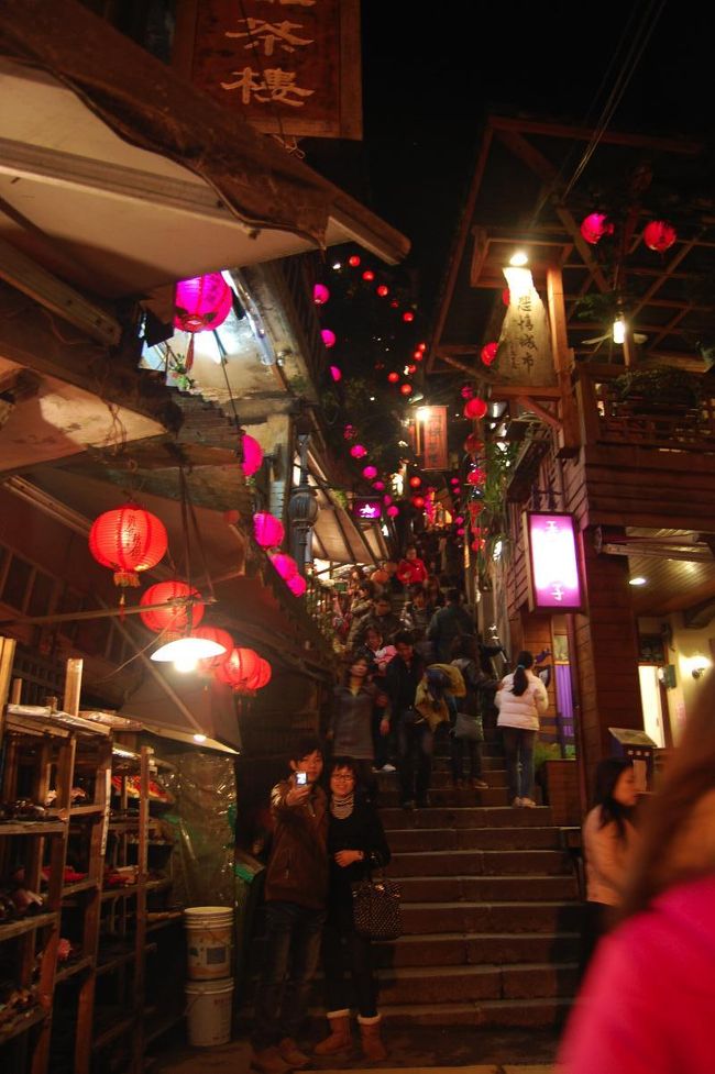 振り返ると素敵な階段。<br /><br />夜になるにつれて、ツアー客が増えてきました。<br /><br />みんながよく旅行記に載せている、「千と千尋だ！」っていう景色がどこから見たものなのかわからなくてウロウロ。