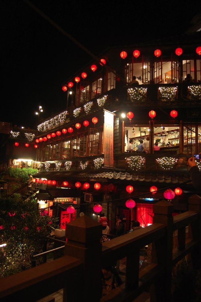 さっきの階段をのぼった途中の踊り場のようなところに行ってみると・・・<br /><br /><br />これだ！！<br /><br />感動！！！本当に千と千尋の世界！！