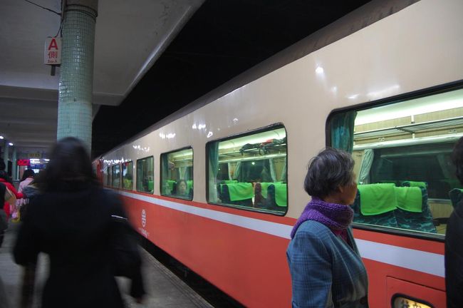 この電車に乗ります。<br />座席指定なので快適。<br /><br />約１時間で台北に到着です。<br /><br />