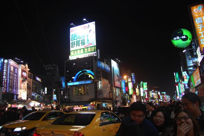 タクシーから降りた瞬間、夜市の活気があふれてる！！<br />祭りみたいな雰囲気！
