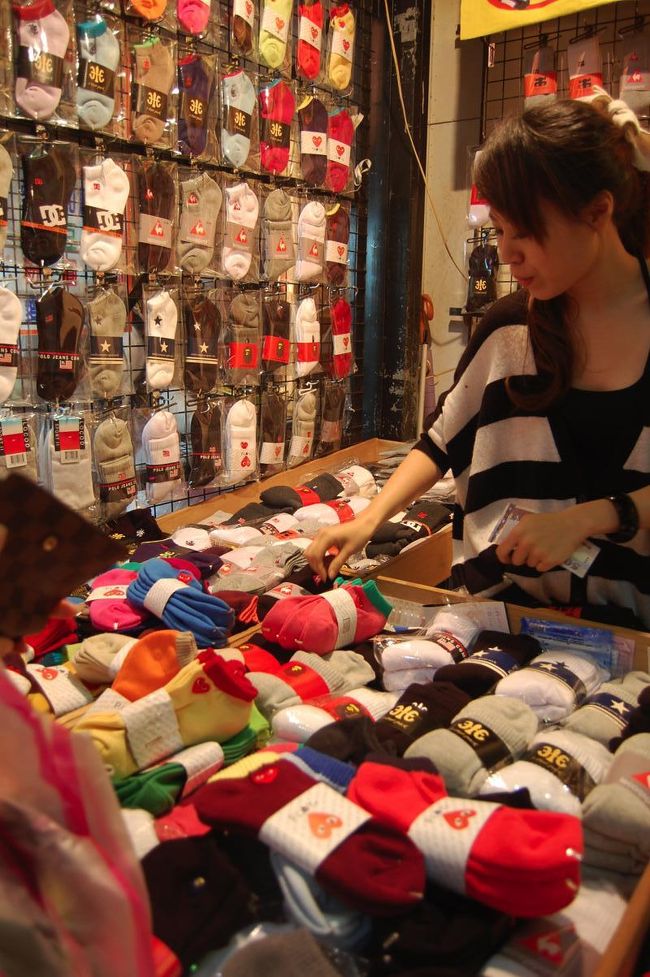 靴下屋さん。<br />ギャルソンやエイプのパチもんを売ってます。<br />５足で300元（￥900）<br />買ってみたんだけど、日本に帰ってきて履いてみたら一日で毛玉だらけ(笑)