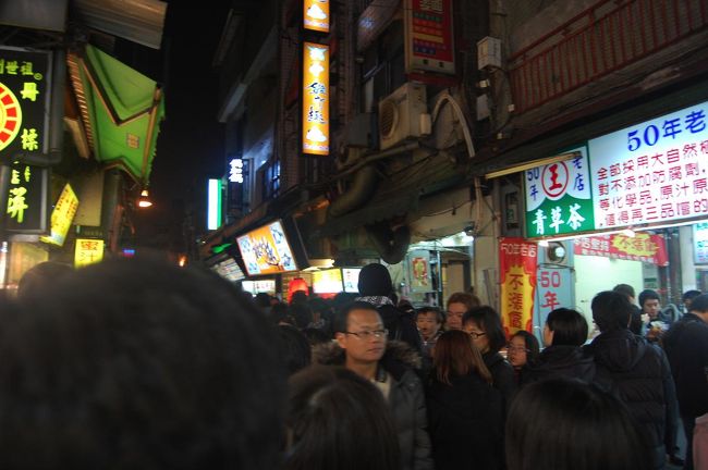 大通りから一本入ると、ごった返す人！うげー！！<br />