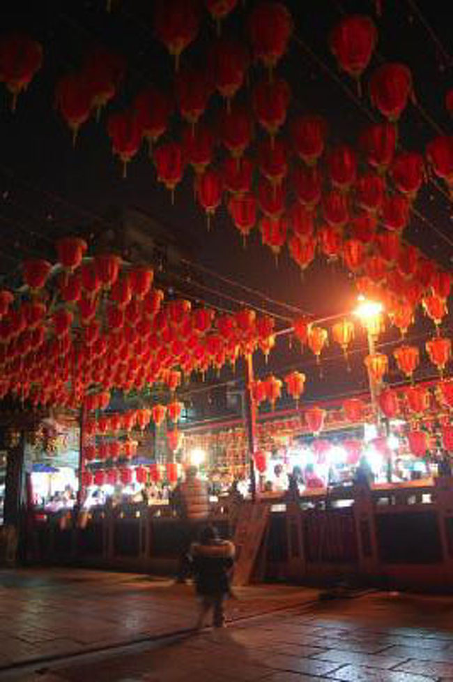 お寺を開放していて、皆お寺の階段に座って食べてました。