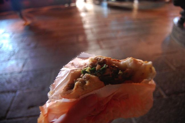 胡椒餅は結構大きい。（肉まんぐらい）<br />胡椒が効いた具がぎっしり入ってる。<br /><br />２人でやっと食べきれた！