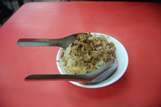 どうしても食べたかった魯肉飯！<br />念願ですよ！！<br /><br />ちょっと汚い感じのお店で、店員さんもかなり無愛想。<br />なのにこの魯肉飯が超ーうまい！！！<br />感動した。<br /><br />本当は２人で１つを食べるつもりだったのに、<br />おいしすぎてもう１つ頼んだぐらい。<br /><br />これを￥100で食べれる素晴らしさ。<br />また食べたい。