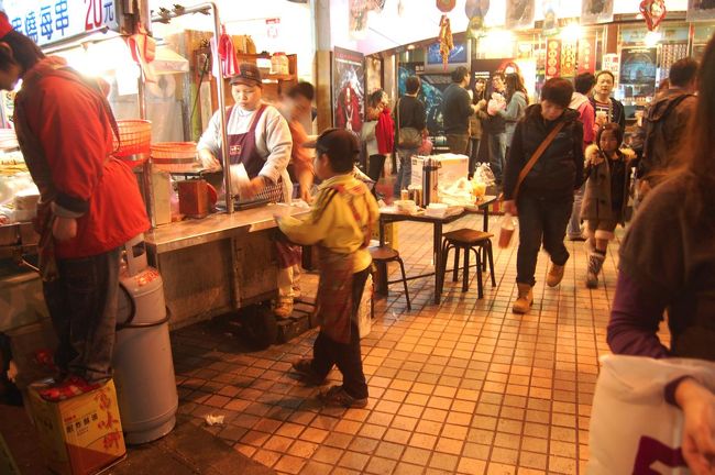 印象的だったのは、０時ぐらいなのに子供がたくさんいたこと。<br />台湾の子供たちはかなり夜更かしだね。<br /><br />屋台では子供が働いているところも結構見かけた。<br />子供たちは、日本人観光客にも慣れているようだった。<br />すごいな。