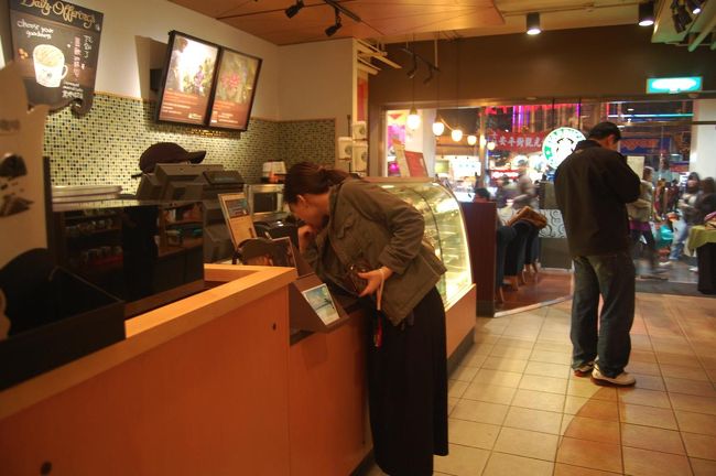 ０時前にスタバ。<br />現地人顔の友人が注文。