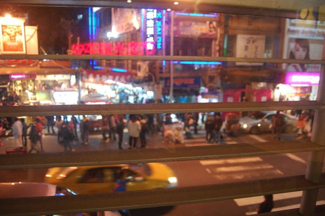 窓の外はまだにぎわってます。<br />あのチキン食べたかったなーあれも食べたかったなーって話ばかり。<br /><br />食べたいものはたくさんあるのに、胃袋がついていかない悲しさ。<br />おいしいものばかりで困るって贅沢。<br /><br />帰国してから気付きましたが、室内の美食広場に行くのを忘れてました・・・<br />ここがメインなのに・・・笑<br />外だけでも満足だったのに、まだあるなんて恐ろしい士林夜市！<br /><br /><br />帰りももちろんタクシー！