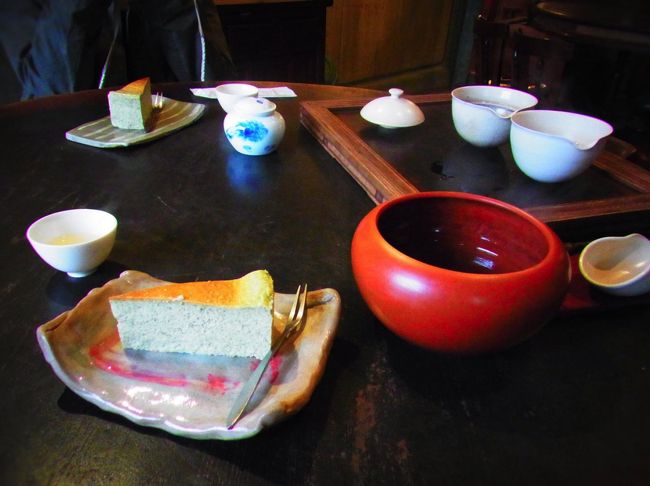 お茶と一緒に食べた、烏龍茶入りチーズケーキ超おいしい！<br />これ買って帰りたかった！<br /><br />さっぱりしてるのに濃厚。<br />レアチーズケーキに近かった。<br /><br /><br />同じ部屋に、日本人の男性(40代ぐらい）がひとりで来ていて少しお話しした。<br />日本にいたら絶対こんなことないから新鮮だよね。<br />最後には「よかったらどうぞ」とその方が頼んだお茶をいれてくれた。<br />どこから来た誰かも知らないけど、ひとりでふらっと来てる感じがいいなあと思った。<br />