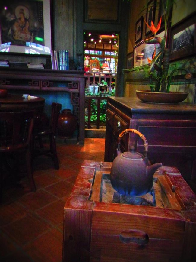 私たちがすごく寒がっていたら、お店の人が「中の席に移動いますか？」と言ってくれた。<br />やったー！！笑<br /><br /><br />たくさんあるお茶の中から好きなものを選べる。<br />無難に烏龍茶にしました。<br /><br />お店の人が、日本語でお茶のいれ方を教えてくれるのでわからなくても大丈夫です。<br />