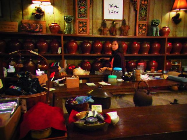 九分といえば茶芸館に行かないと。<br />フォートラベルを見て、素敵だなと思っていた九分茶房に行ってみました。<br /><br />この壷が並んでる感じですでに気分が高まる。