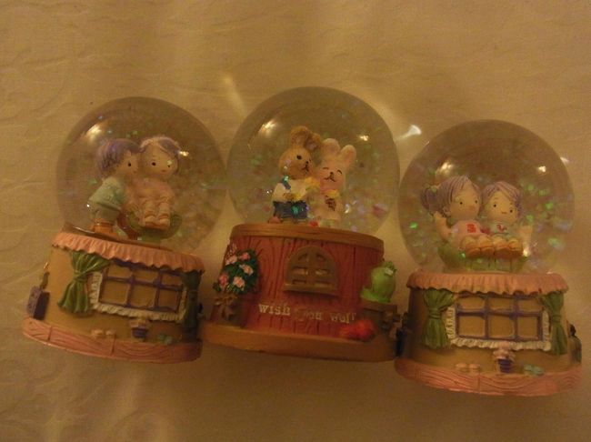 スノードームを集めるのが趣味なので、いろいろ探したけど台湾のものは見つけられず。<br />その代わりに、お土産屋さんでホコリをかぶっていたこの３つを購入。<br />かわいすぎるのに１個￥200ぐらいだった！