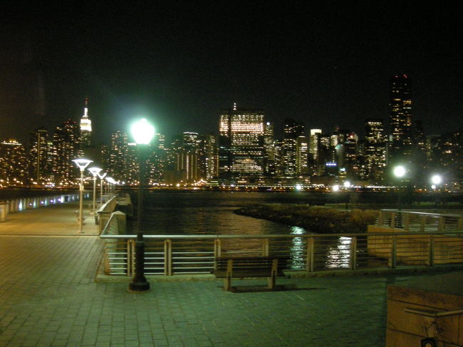 マンハッタンから出て、リバーサイドからマンハッタンを臨む♪