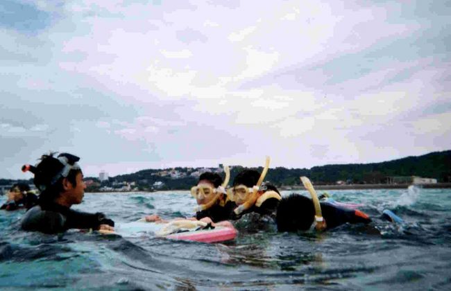 １４時からはホテルのシュノーケルツアーに参加。<br />これ、クラビザビーの特典で無料です。<br />ダイビングやシーウオーク、ジェットスキーなどもすべて<br />無料。<br />あれこれやりたかったけれど、時間が足りなかったわ〜。<br /><br /><br />シュノーケルは２０人位で大きなヨットで沖まで行きました。<br />去年石垣島で無理やりシュノーケルに連れていかれた子供達は<br />どうやらいやな思い出になってしまったようで、<br />今回の旅行でもまたやるの〜〜って<br />この時間がくることをとてもいやがっていました。<br /><br />今年も無理やり連れていった訳ですが<br />インストラクターのお兄さんがとても優しくて<br />つきっきりで見てくれたので、途中から一人で泳ぐようにもなり<br />顔をつけておちついて海の中を見ることができるようになりました。<br /><br />ここは魚が結構いて、顔をつけるともう目の前に沢山いて<br />ちょっとびっくりしました。<br />下の方にはサンゴの養殖場も見えて、クマノミもいたり<br />なかなか満足できたシュノーケルツアーでした。<br /><br />海からあがるととても寒くて。。。やっぱり３月の海はまだ寒い！<br />インストラクターさんが全員にお湯をかけてくれました。<br />ありがた〜い。<br /><br />陸についたら、津波警報が出たから海に近ずかないようにと<br />言われました。<br />これが東北大震災でした。<br /><br />