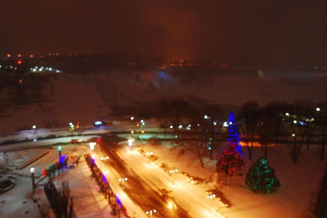 夜は、ライトアップが少しだけ。節電されてるなぁ〜<br />夏はもっともっと華やかなんでしょう