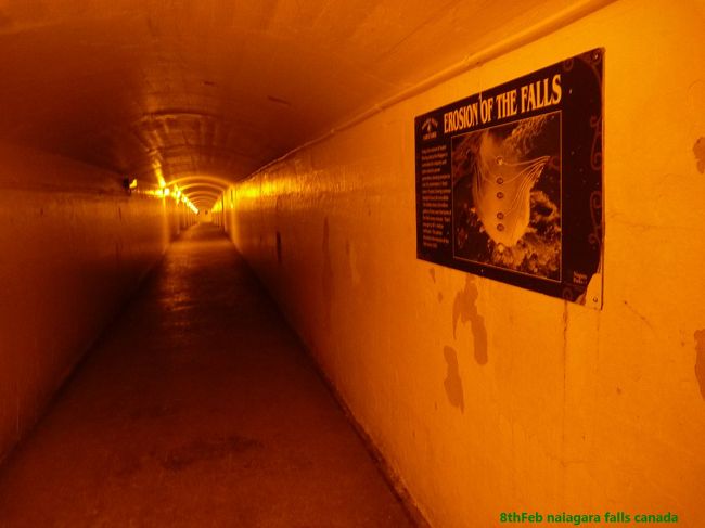 ジャーニー・ビハインド・ザ・フォールズの中の通路<br />暗くて、しっとりしてた。崩れないの？心配。