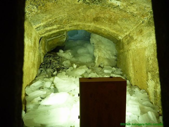 ジャーニー・ビハインド・ザ・フォールズ<br />夏場はここから滝の裏側が見られる、素晴らしいポイント。<br />冬は、工事現場のガラクタの寄せ集めにしか見えない。。。でも、<br />音はすごいですよ！流れ続ける滝の神秘が伝わってきます。