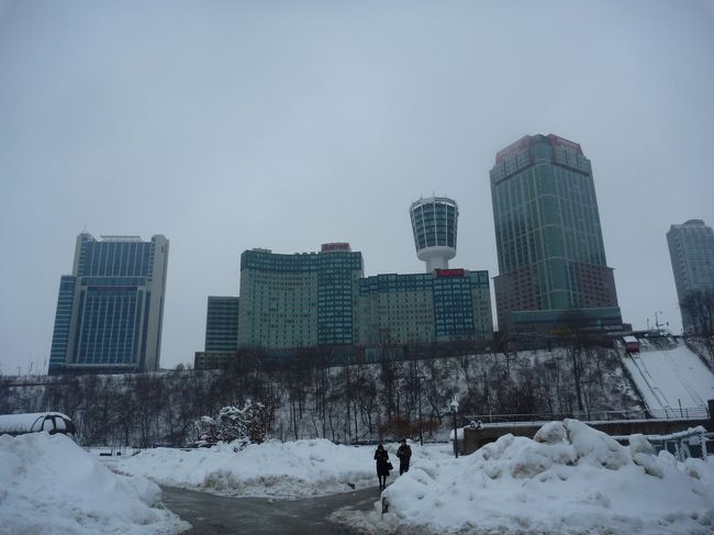 結構、高台になっている。ホテルから歩いて５分の距離から滝が眺められる。<br />冬は５分といられないほど寒く、凍えそう！！<br />とにかく水しぶきの含んだ風が顔に直撃！