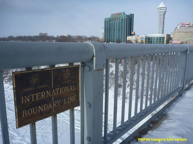 カナダの自動改札をくぐると、橋が見える。