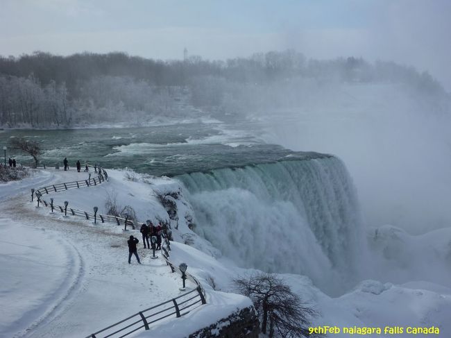 アメリカ側の方が滝自体は小さいが、近づける距離はこっちの方が<br />いいかも！