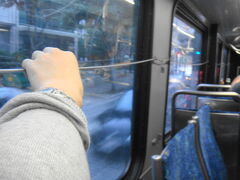 ザ・バスに乗って、ワードセンターへ。ザ・バスには、日本のような降車ボタンはなく、ヒモを引っ張って降車を知らせます。

