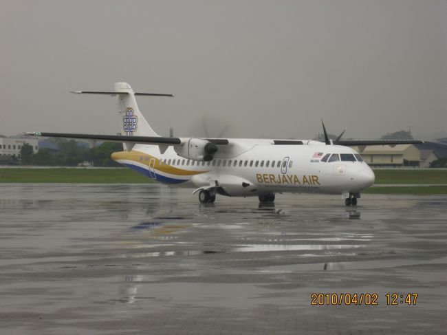 ベルジャヤ航空機。雨だけど大丈夫？とちょと不安になった。<br />雨の為か、少々遅れての到着。<br /><br />スバン空港発