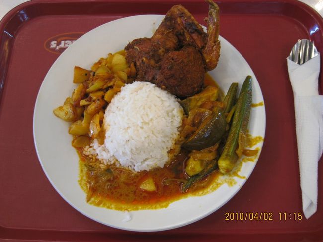 搭乗までに時間があったので、スバン空港で昼食。実は旅行中の<br />食事でこれがいちばん美味しかった！