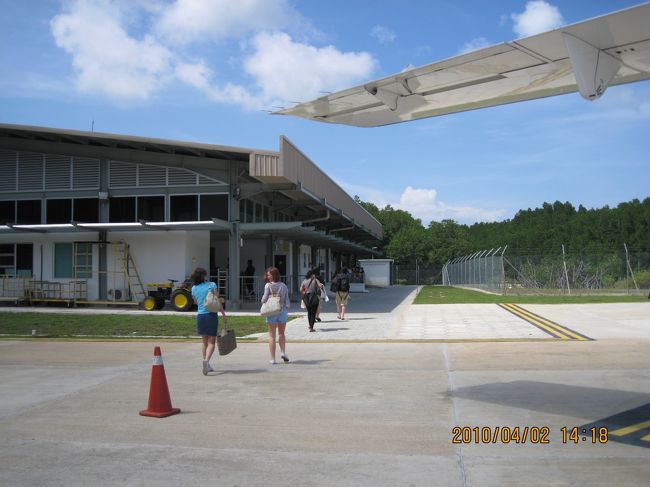 レダン島着。こじんまりして簡素な空港。