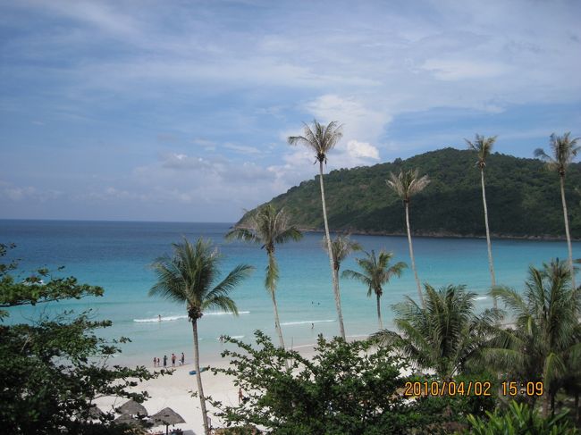 部屋のバルコニーからの眺望。今までに見た海の中でもかなりの<br />透明度にまたまた興奮。