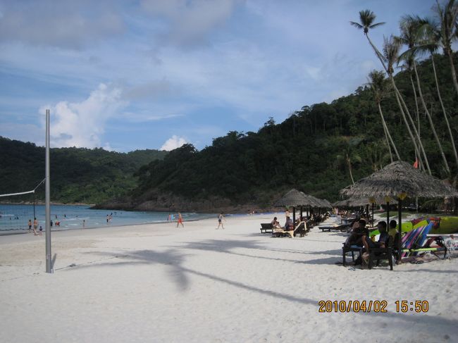 部屋から階段をひたすら下りて、ホテル前のビーチへ。白い砂に<br />青い海、遠浅で波は穏やか。<br /><br />小さい子供を抱っこして階段で下りると遠いので、フロントに連絡<br />してカートで行った方がいい。我が家は面倒臭かったので散歩がてら<br />ビーチやレストランまで歩いた。