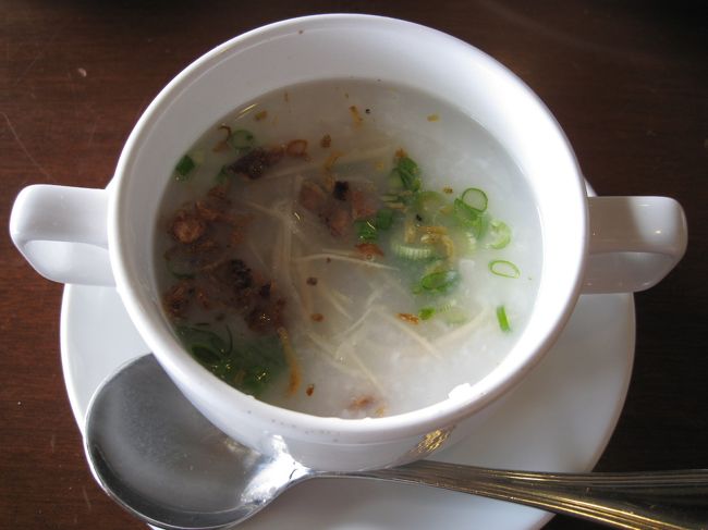 2日目、朝食ビュッフェの一例、お粥。