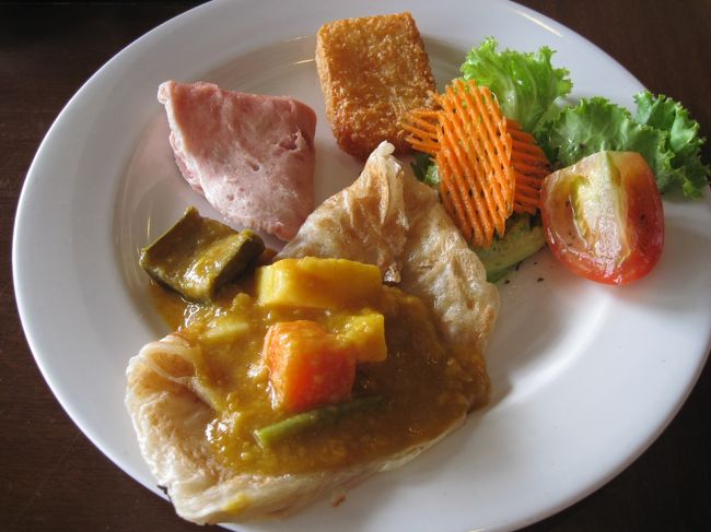 2日目、朝食ビュッフェの一例、ハム、生野菜数種、<br />カレー。