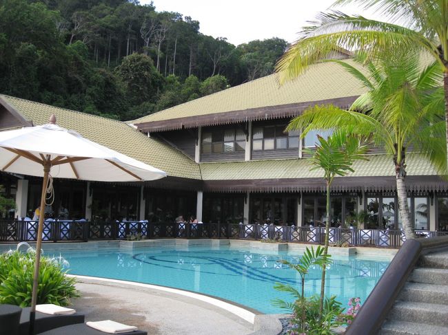 ホテルのプール。子供用の浅いプールもあり、息子は<br />海とプールと両方満喫。