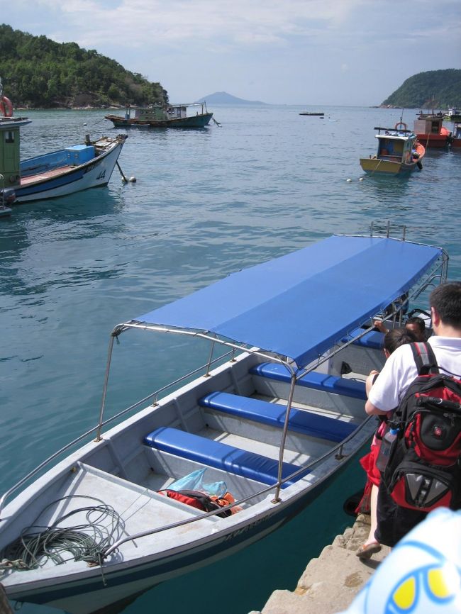 ホテルのツアーデスクでツアーを申込み、我が家と上海<br />から来た家族(以下、上海家族)と2組で出発。