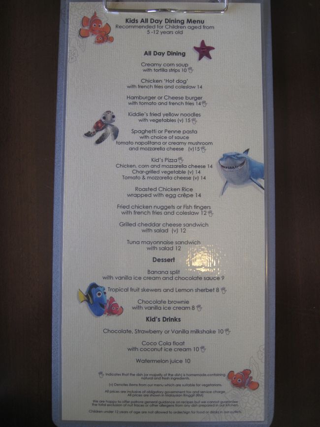 ホテルのレストランにはキッズメニューあり。1歳半にはまだ<br />早い＆量が多いかな？という感じ。