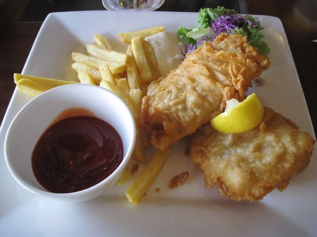 昼食に注文したFish&amp;Chips、息子とシェア。<br />フライドポテトはほとんど食べられた！