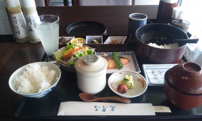 翌朝、朝食のなだ万<br /><br /><br />正確なこというと、朝食こみのプランは2人分しかなかったので、上司二人に選んでもらい、私は素泊まり\12,000のプランにしました。被災した人の気持ちを考えると、朝食ぐらい抜いてもいいかと思ったけど、食べちゃいました。<br /><br /><br />もちろん自腹・・(笑)→最終的には数日後会社が払ってくれたけど・・・<br /><br /><br />確かに味は非常によろしいけど、献立ラインナップ見ると、自分でお金払って食べるほどではない気がする・・・・<br /><br />１食\3,000也<br /><br /><br /><br />参考までに。<br />このホテルは横浜地区の高級ホテルでは一番古く、部屋の内装の古さは否めません。特段、理由がない限り同じ値段ならば、パンパシかロイヤルパークをお勧めします。