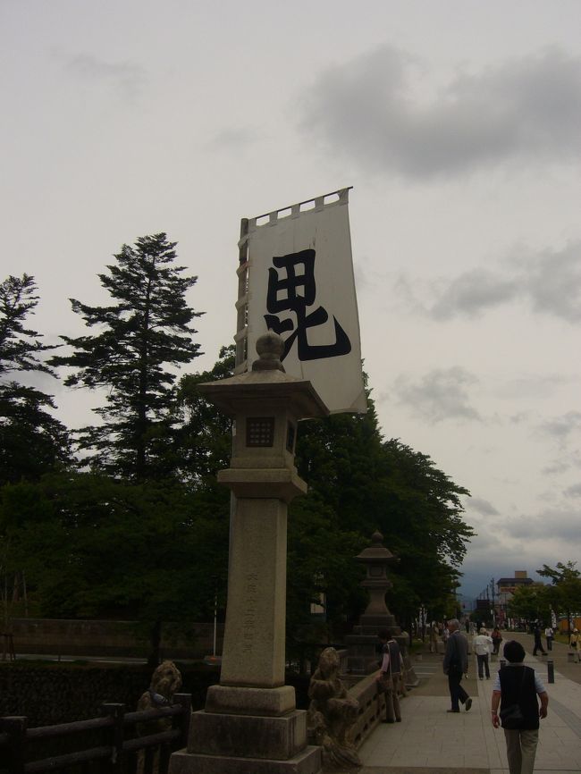 東京駅よりやまびこ205号に乗って、新白河駅で下車。<br />そこからバスで最初の観光地・米沢城址へ。<br /><br />米沢城址は直江兼続、上杉景勝のゆかりの地。<br />毘沙門天の旗がなびいています〜。<br /><br />ここからフリータイム！<br />それにしても雲行きがあやしい・・・