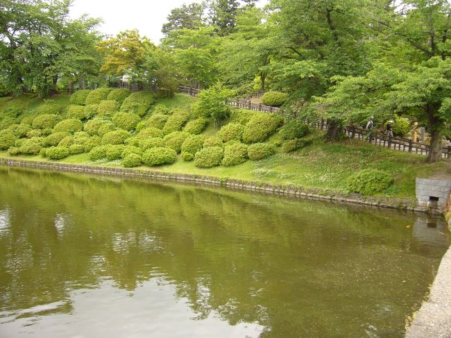 米沢城址は堀に囲まれています。<br /><br />本当は宝物殿として創設された稽照殿も<br />見ておきたかったけど、時間の都合により今回は断念。<br />また次回ゆっくり来よう。