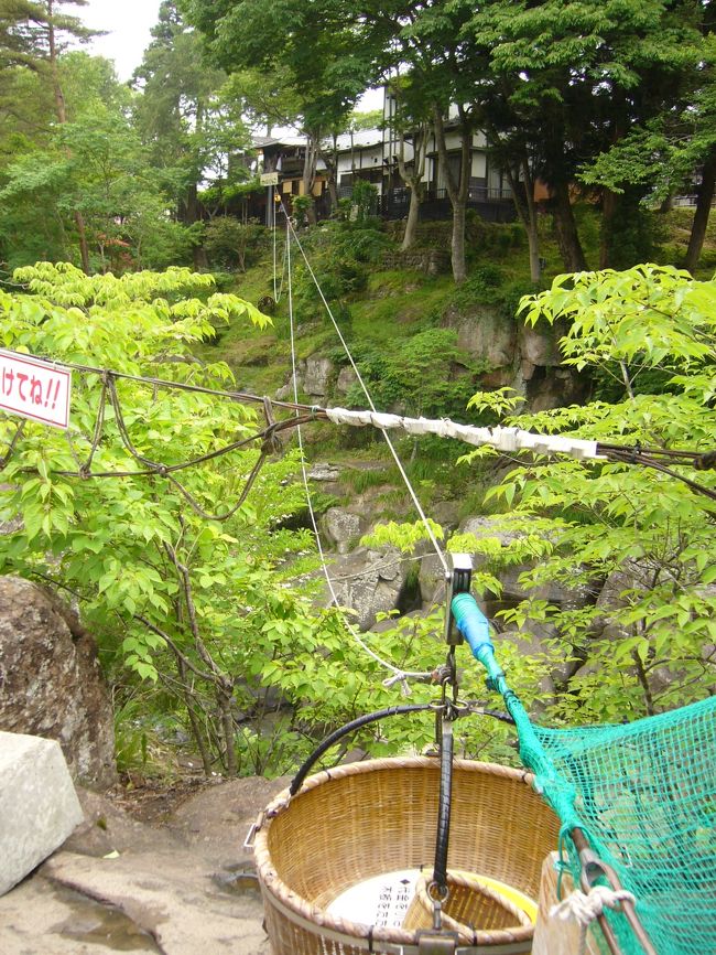 名物の”空飛ぶ団子”。<br /><br />ロープで繋いだ籠にお金を入れると、<br />対岸のお店がお団子とお茶を乗せて<br />戻してくれるのです。<br /><br />これで１日目の観光は終了。<br />一路十和田湖近くのホテルへ向かいました。