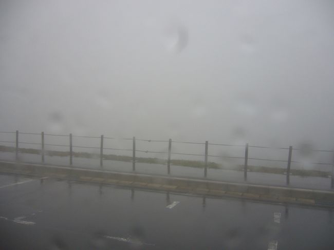 奥入瀬渓流を後にして次の目的場所、八幡平山頂へ。<br />しかし天候不良で見事に何も見えず（泣）<br /><br />しばしフリータイムがあったものの、外に居ても寒いし何も見えないので<br />レストハウスでお土産など見て時間をつぶす・・・<br /><br />天気が良ければこんな感じ↓だそうです（泣）<br /><br />http://www.hachimantai.or.jp/area/area01.html