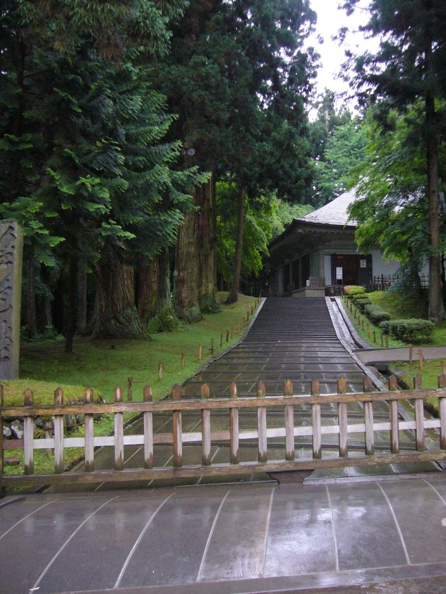 いよいよ平泉の中尊寺へ！<br />フリータイムでそれぞれ自由に寺内を周ります。<br />まずは一番見たかった金色堂から・・・<br />この奥の建物内にその金色堂はあります。