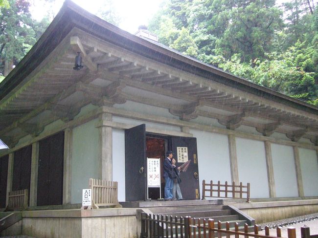 残念ながら写真撮影は出来ませんでしたが、<br />眩いばかりの金色堂でした＾＾<br />大きさは、そこまで大きくないように感じました。