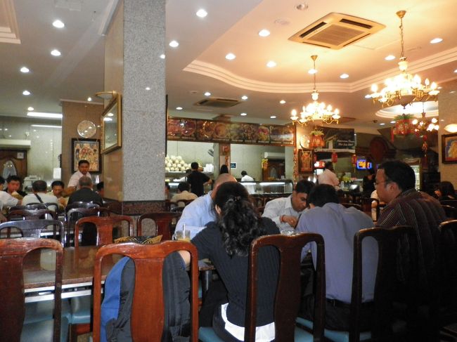 お店の雰囲気はこんな感じ。欧米人もたくさんいました。